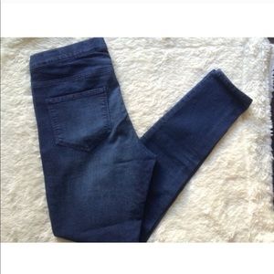 H&M Pants - H&M Jeggings with real pockets on the back. H&M Pants - H&M Jeggings with real pockets on the back.